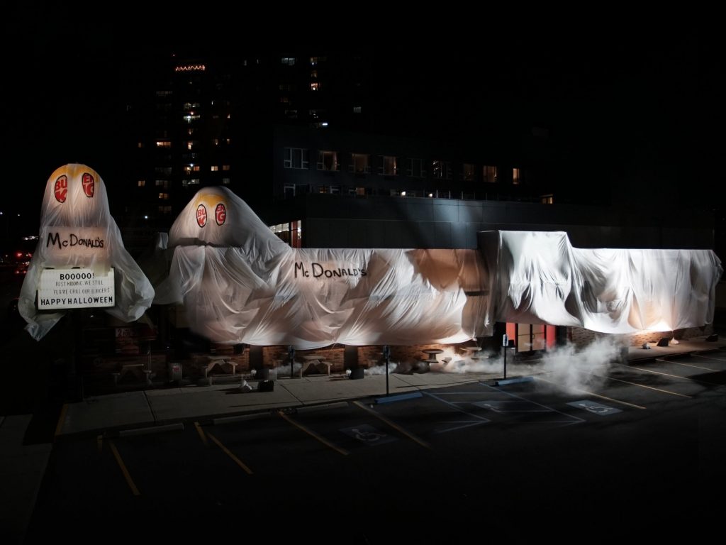 Burger King veste fantasia de McDonald's para “assustar” seus clientes no Halloween