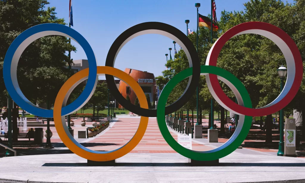 anéis olímpicos em um parque